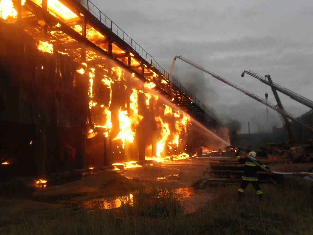 пожар на заводе 